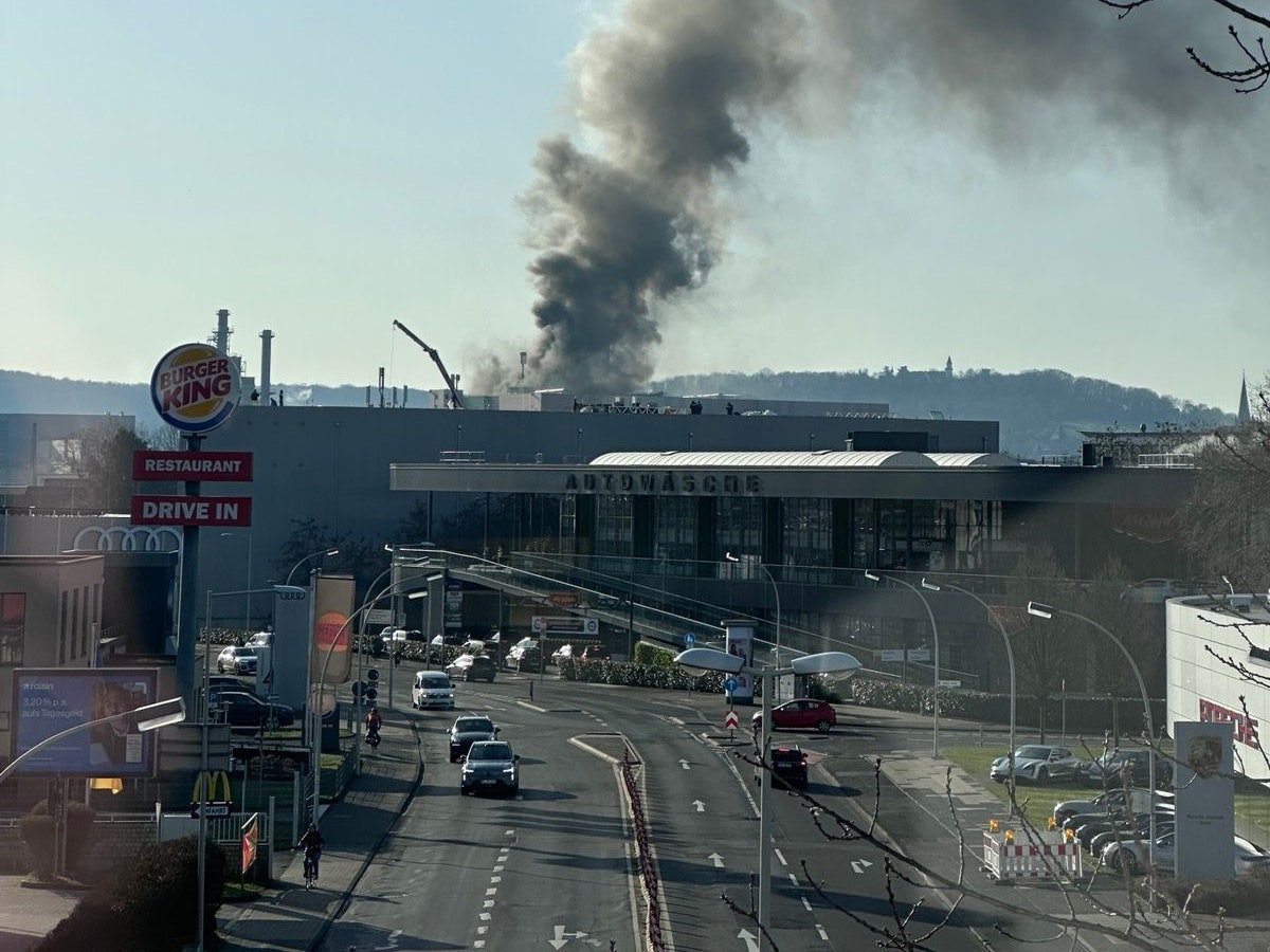 Rauchsäule über einem Gebäude
