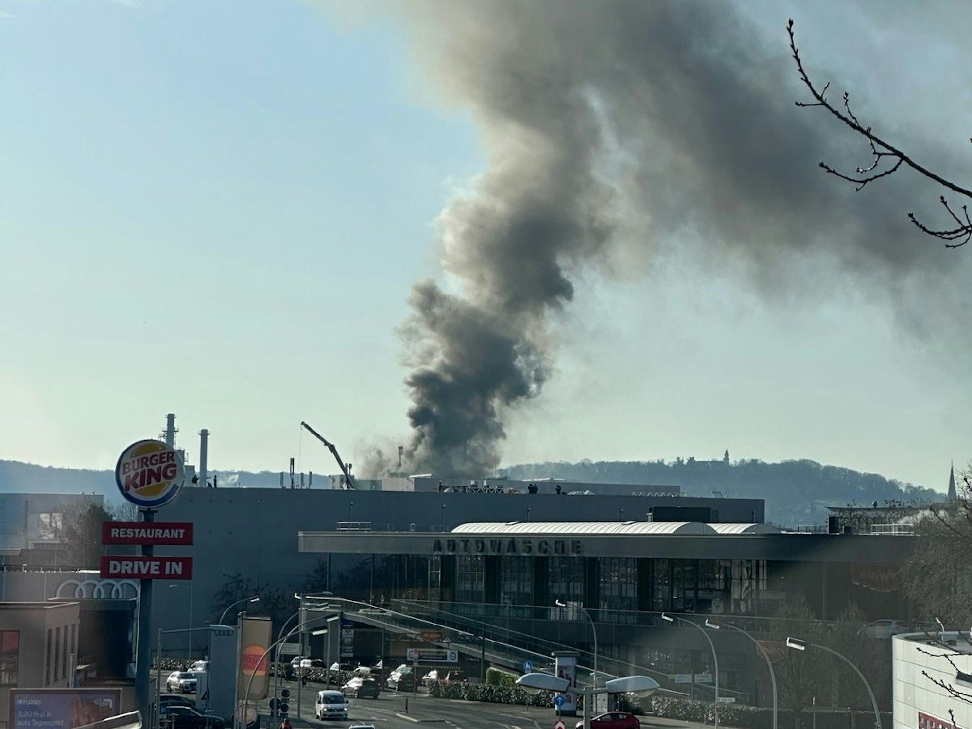 Rauchsäule über einem Gebäude