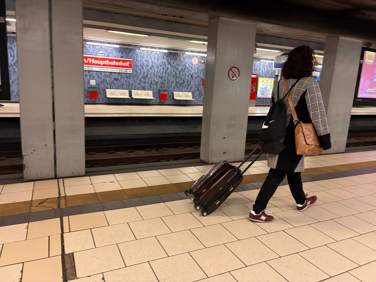 Gähnende Leere an der KVB-Haltestelle Dom/Hauptbahnhof. Eine Reisende muss wartete vergeblich auf eine Bahn.