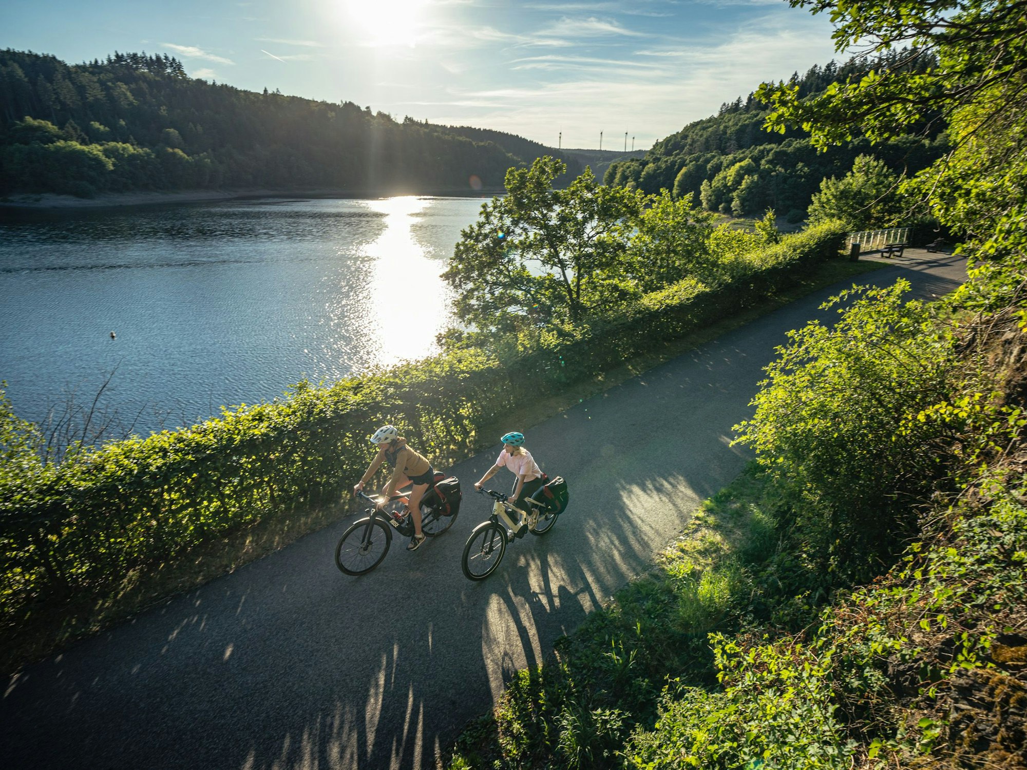 Blick auf die Oleftalsperre in Hellenthal in der Nordeifel