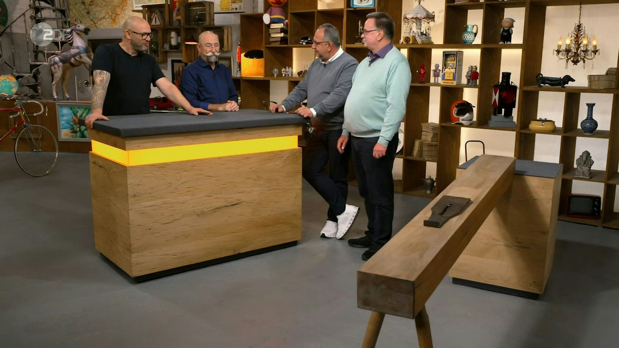 Den etwa 100 Jahre alten Küferhobel hielt Experte Sven Deutschmanek für schwer verkäuflich, deshalb lag der Wert nur bei 200 bis 300 Euro. Für 150 Euro bekam Jos van Katwijk das schwere Teil.
(Bild: ZDF)