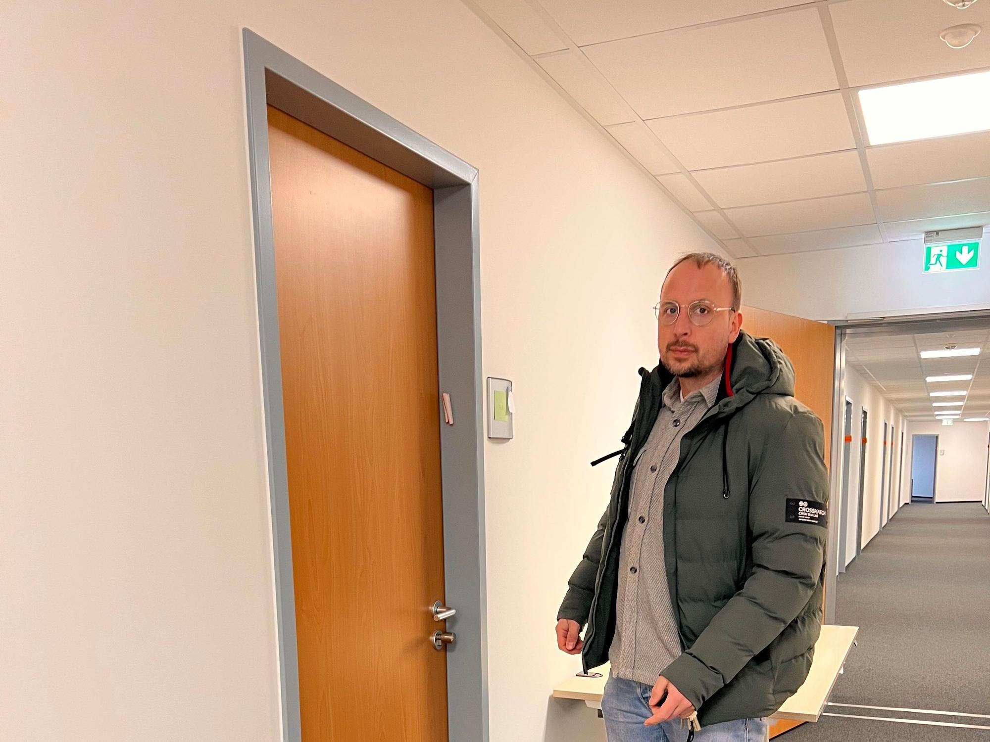 Junior-Professor Dr. Dominic Lemken vor der Eingangstür zum "Supermarkt-Lab" der Uni Bonn am Propsthof 49 in Bonn