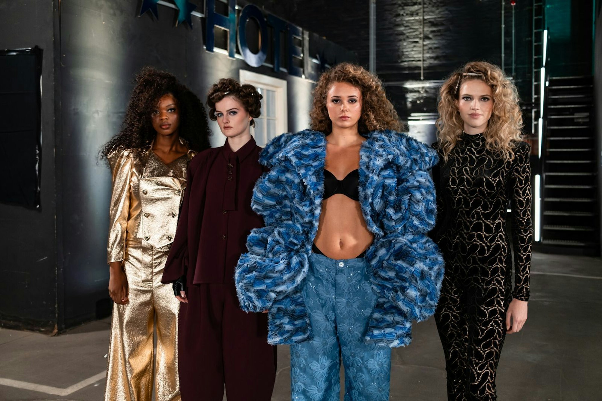 Kilian Kerner stattet die Frauen für den Entscheidungswalk aus. (Bild: ProSieben/Daniel Graf)