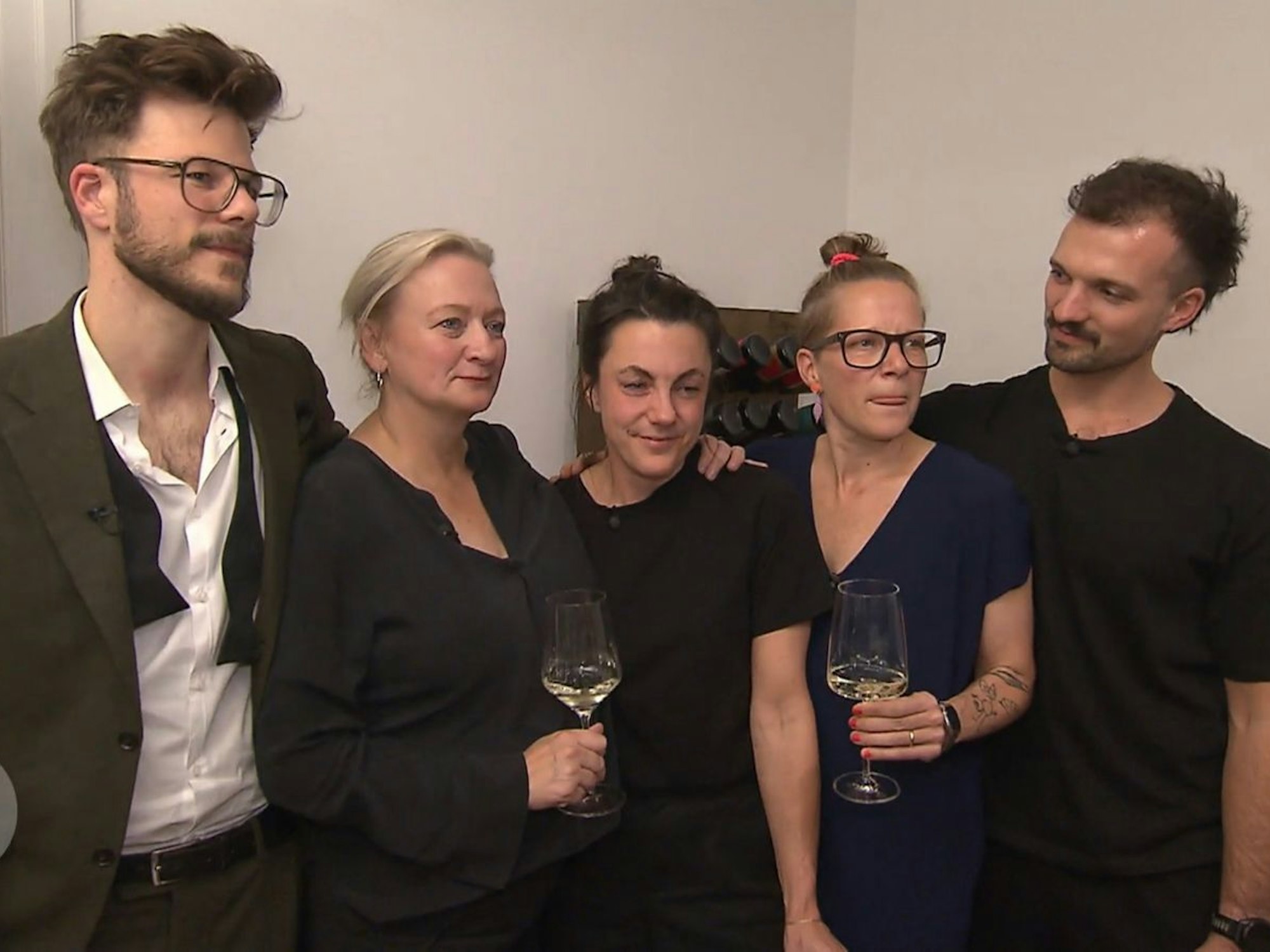 „Gekommen, um zu bleiben“: Die Truppe rund um die erschöpfte Siegerin Katrin fand in ihrer „Dinner“-Woche gut zusammen. (Bild: RTL)