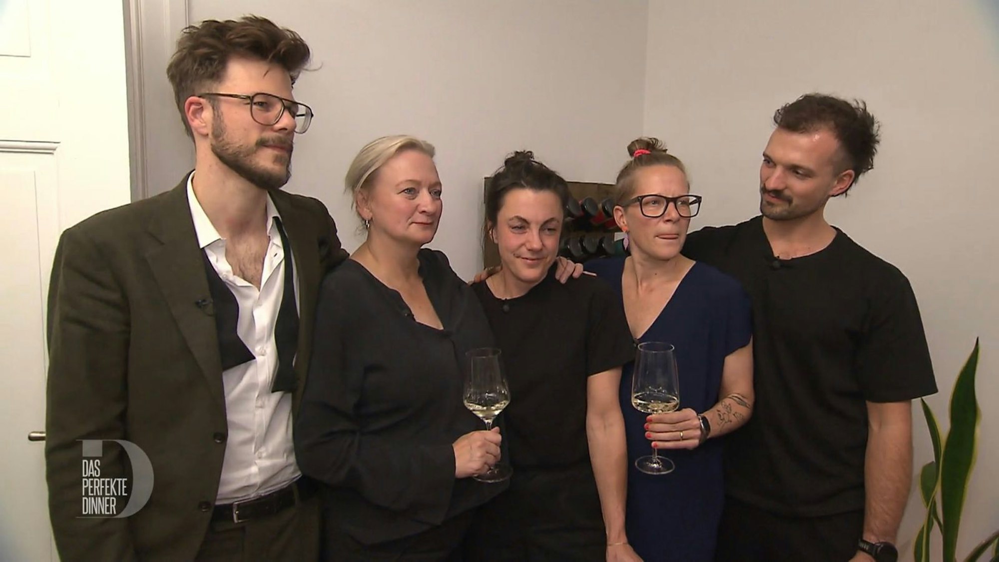 „Gekommen, um zu bleiben“: Die Truppe rund um die erschöpfte Siegerin Katrin fand in ihrer „Dinner“-Woche gut zusammen. (Bild: RTL)