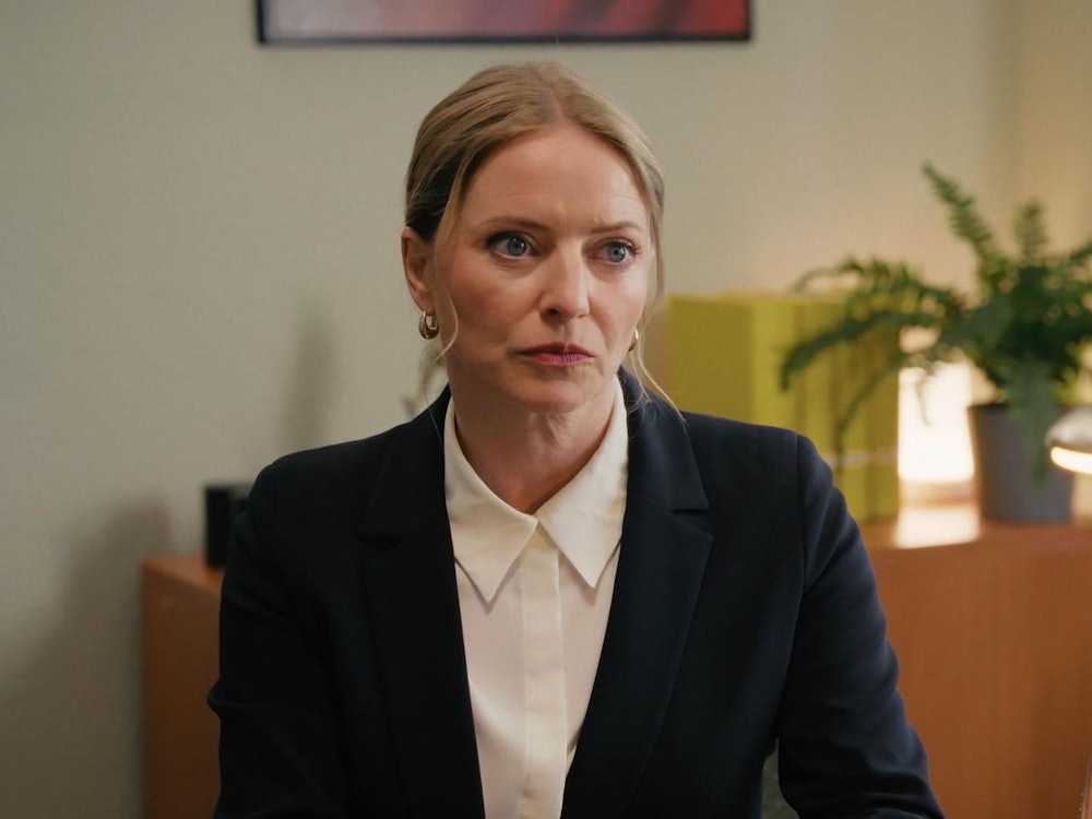 In der neuen SAT.1 Vorabendserie „Ein Hof zum Verlieben“ verkörpert Diana Staehly die Anwältin Laura Albers, die unerwartet einen Apfelhof erbt. (Bild: Joyn)