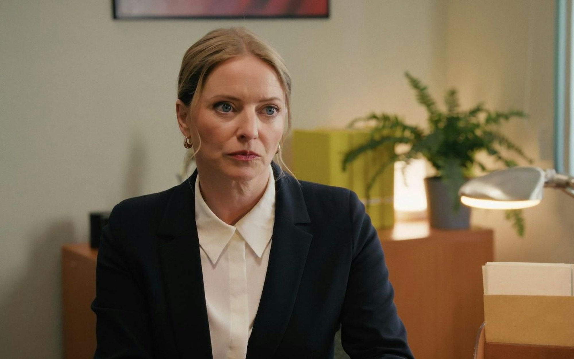 In der neuen SAT.1 Vorabendserie „Ein Hof zum Verlieben“ verkörpert Diana Staehly die Anwältin Laura Albers, die unerwartet einen Apfelhof erbt. (Bild: Joyn)