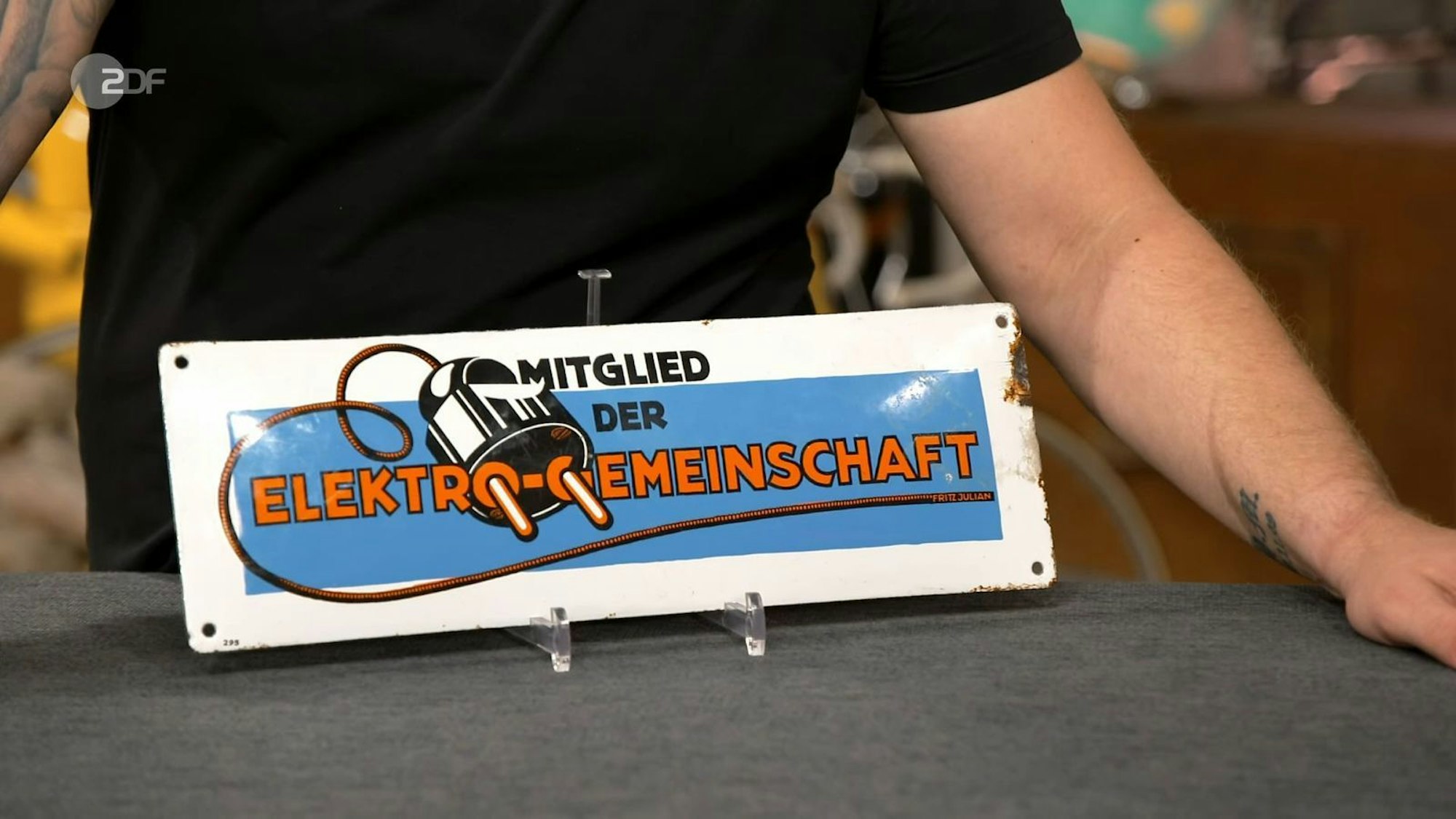 Das Emailleschild aus den 1930er-Jahren von Fritz Julian schätzte der Experte auf 300 bis 400 Euro, zur großen Freude des Verkäufers, der sich 30 Euro wünschte. David Suppes kaufte das Schild für 250 Euro.
(Bild: ZDF)