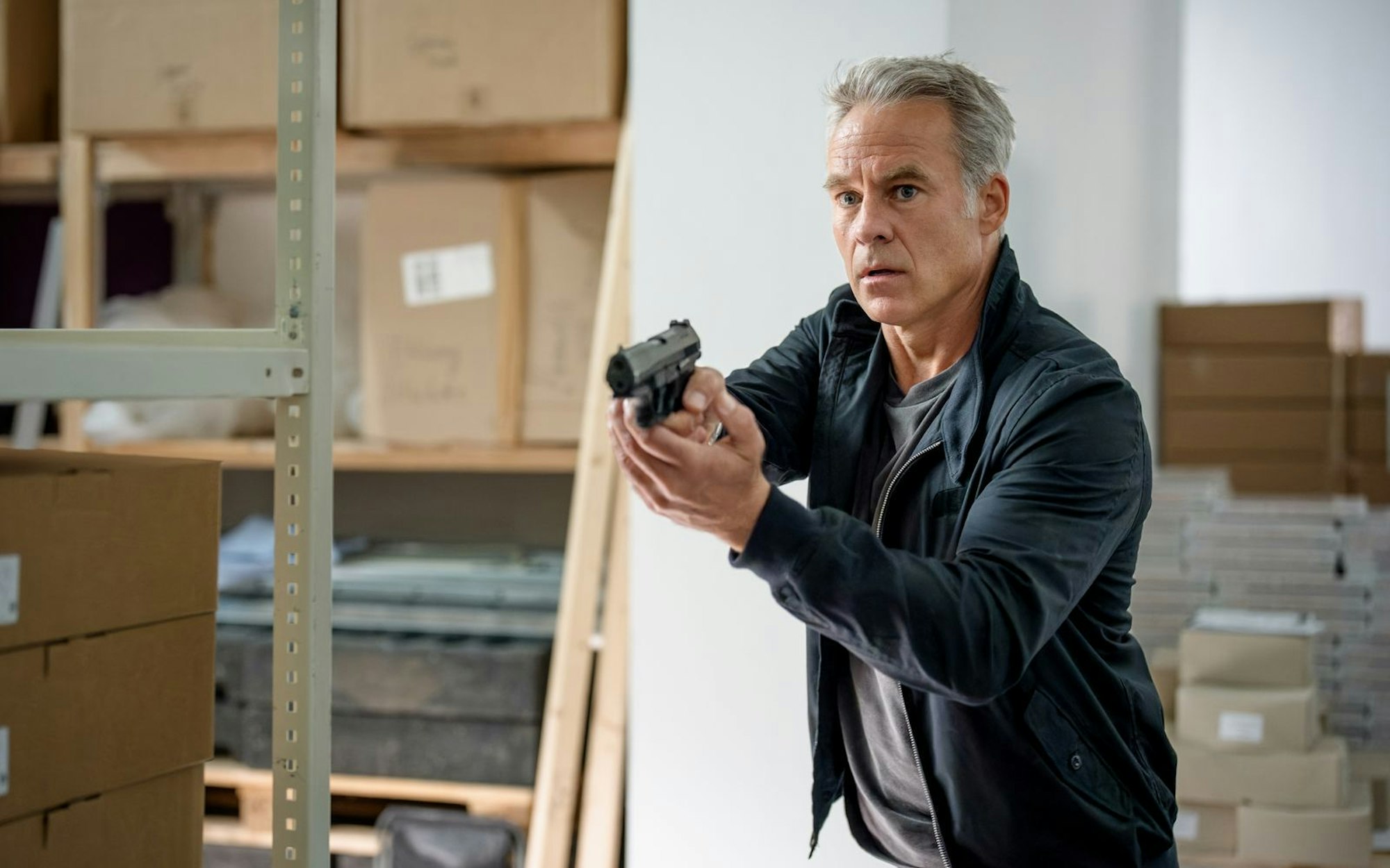 Es war einmal: Marco Girnth wird bei „SOKO Leipzig“ nie mehr als Jan Maybach die Waffe ziehen. Sein letzter Einsatz endete tödlich. (Bild: ZDF / Uwe Frauendorf)