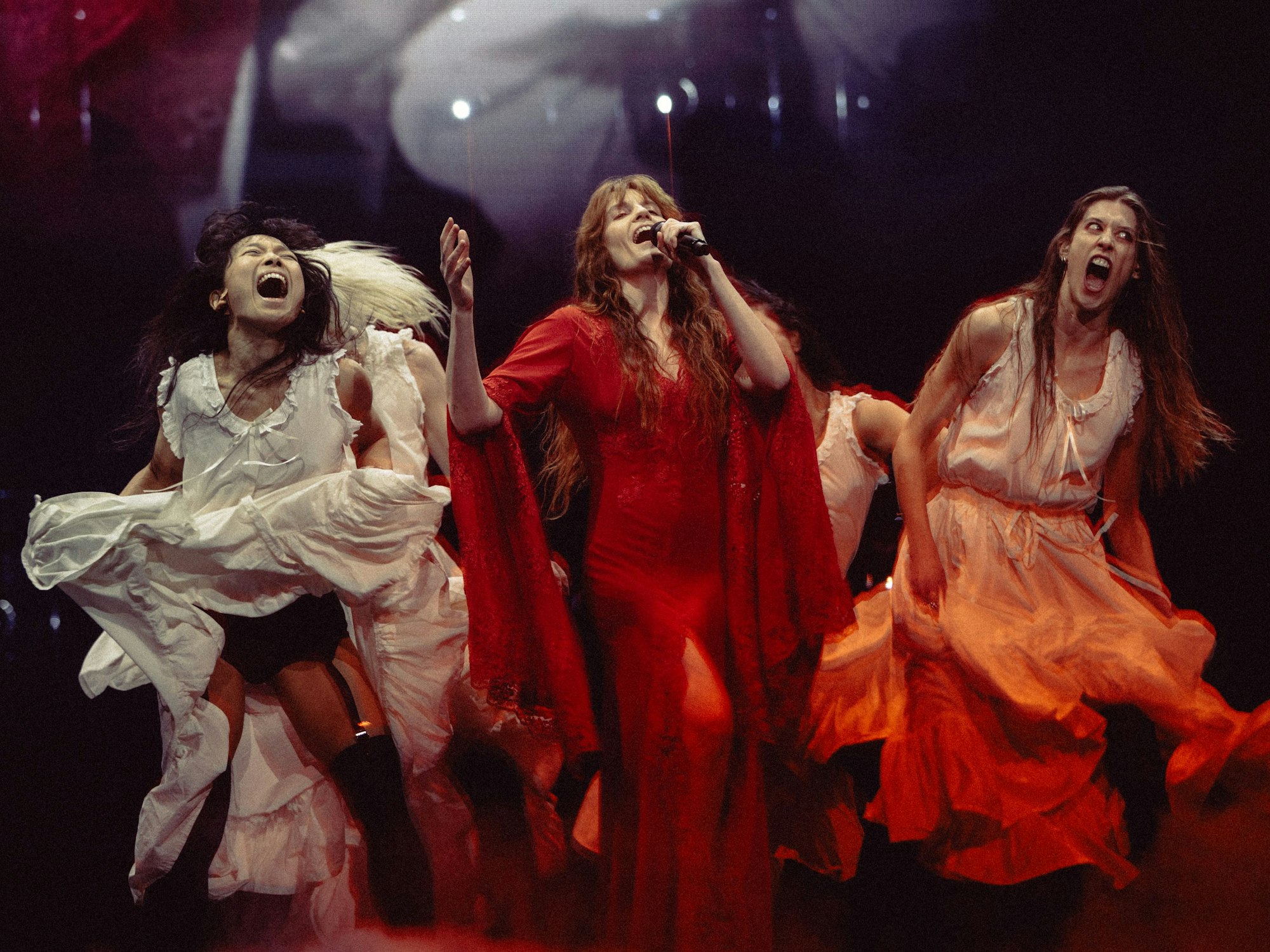 Sängerin Florence Welch auf der Bühne mit ihren Tänzerinnen.