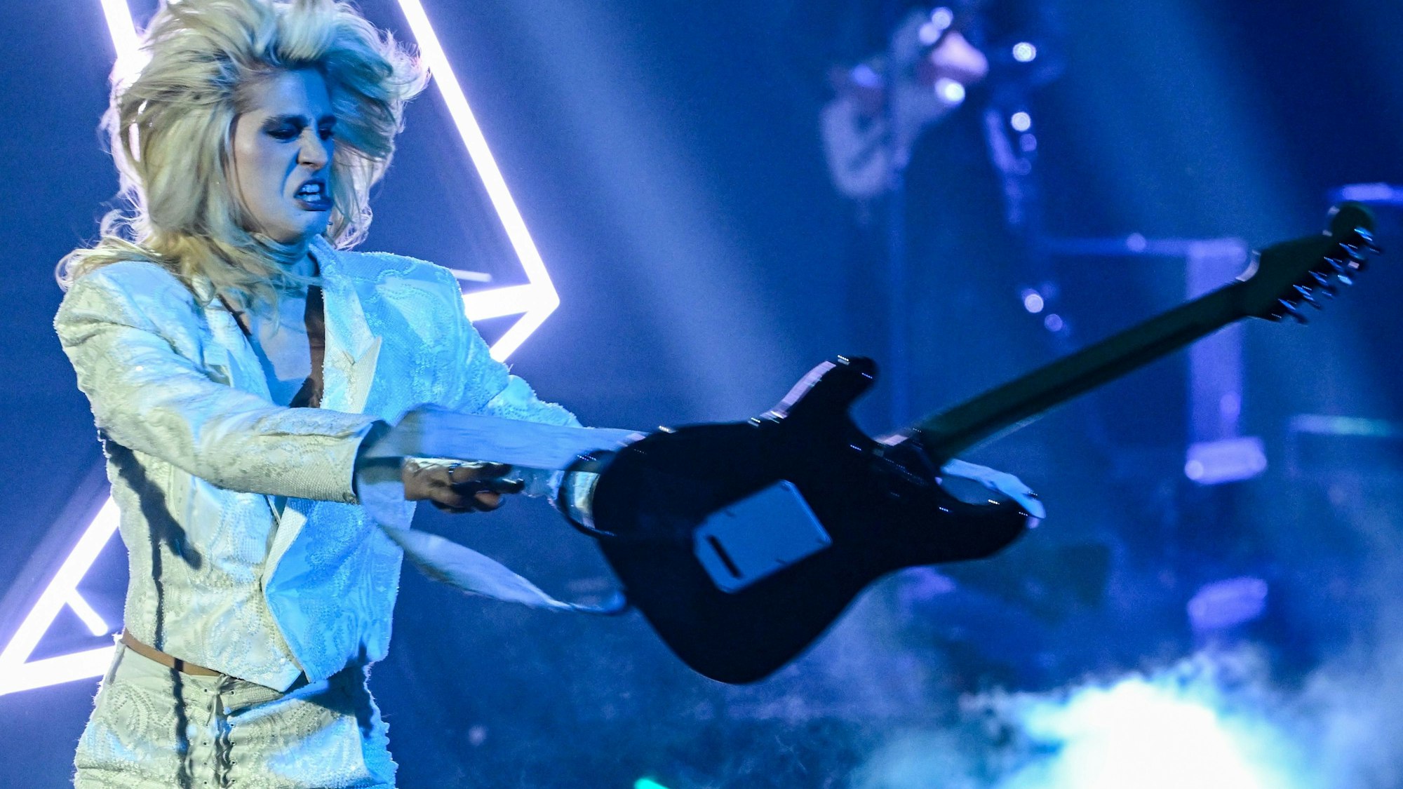 Wavvyboi ließ es im weißen Anzug krachen.