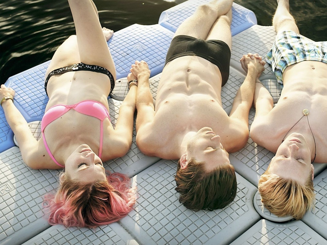 Gemeinsam mit seiner besten Freundin Kat (Svenja Jung) und seinem neuen Freund Nicholas (Jannik Schümann, Mitte) genießt Phil (Louis Hofmann) die Zeit am See. Die drei verbinden Leidenschaft und Leichtsinn. (Bild: ZDF/ORF/Prisma Film/Paul Ploberger)