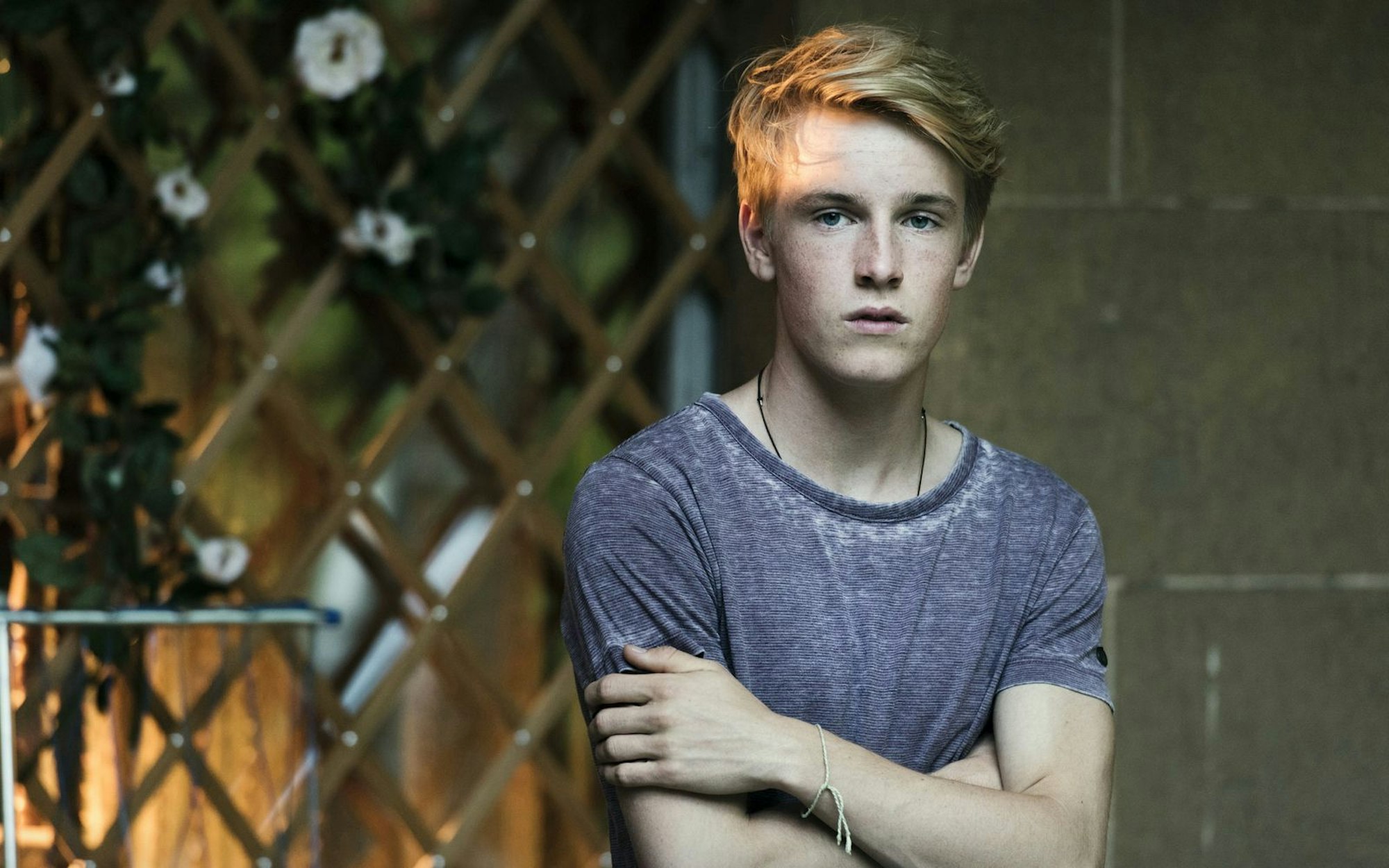 Suchen, finden, ringen um sich selbst? Phil (Louis Hofmann) hat mit dem Erwachsenwerden allerhand zu tun. Zwischen seinen Liebsten sucht der 17-Jährige nach der „Mitte der Welt“. (Bild: ZDF/ORF/Prisma Film/Martin Valentin Menke)