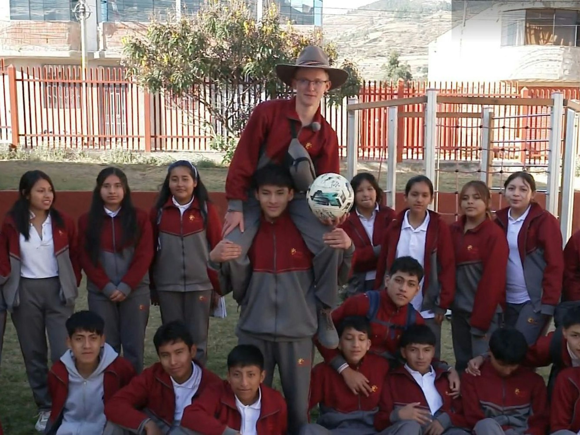 Abschied von seiner peruanischen Klasse: Lucas geht mit einem lachenden und einem weinenden Auge. (Bild: VOX)