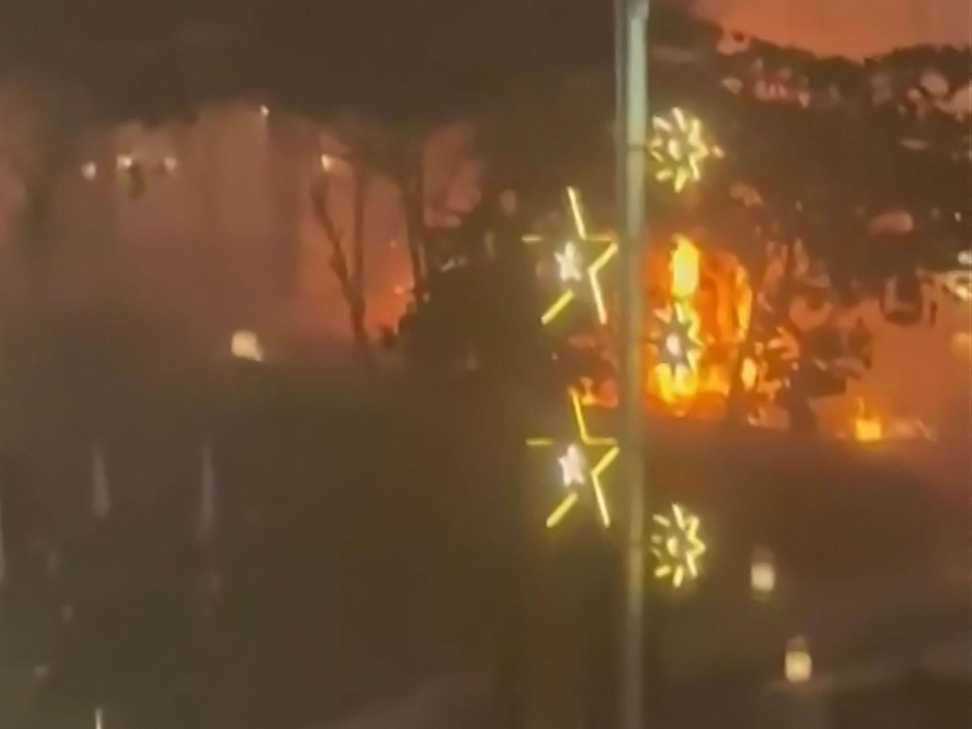 Dieser Videostandbildausschnitt aus UGC-Bildern, die am 28. Februar 2026 in den sozialen Medien gepostet wurden, zeigt Rauch und Flammen, die aus Dubais Wahrzeichen, dem Palm-Archipel, aufsteigen.