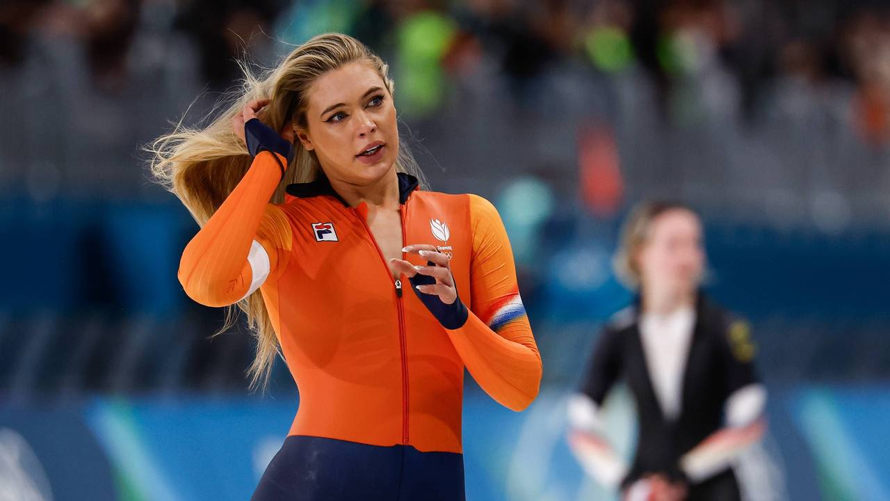 Jutta Leerdam streicht sich durch die Haare.
