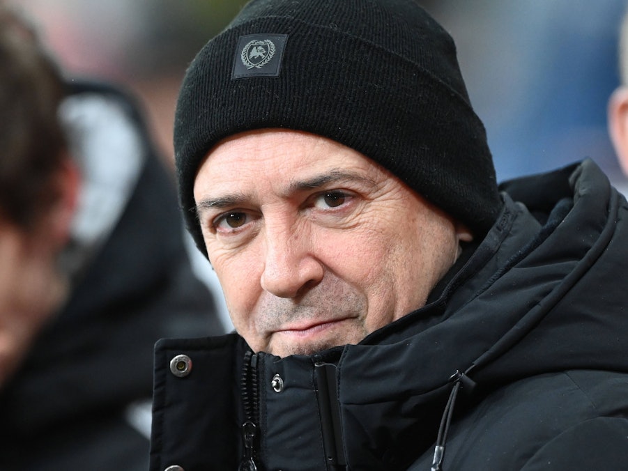 Fernando Carro in schwarzer Mütze und Jacke.