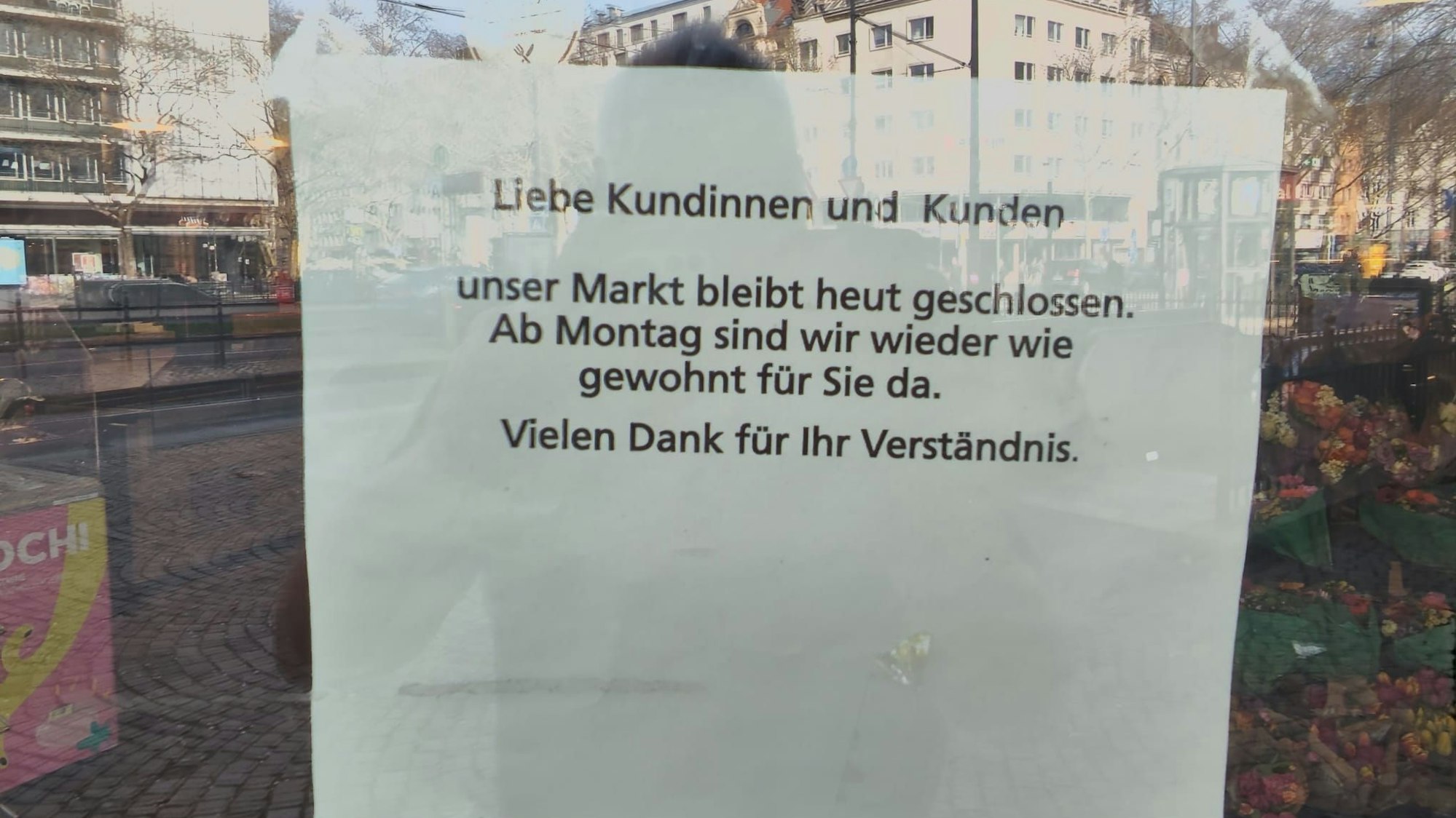 Dieses Hinweisschild hängt am Eingang der Rewe-Filiale am Rudolfplatz.