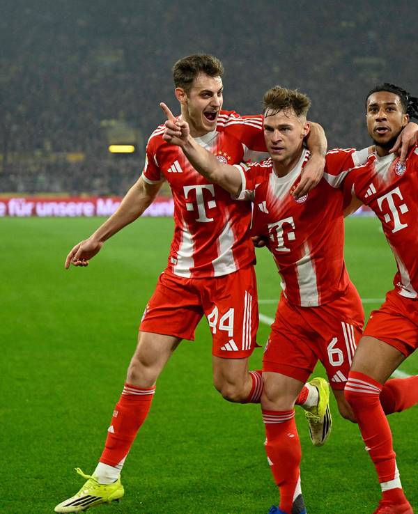 Josip Stanisic (l.), Joshua Kimmich (M.) und Michael Olise jubeln gemeinsam nach einem Tor.