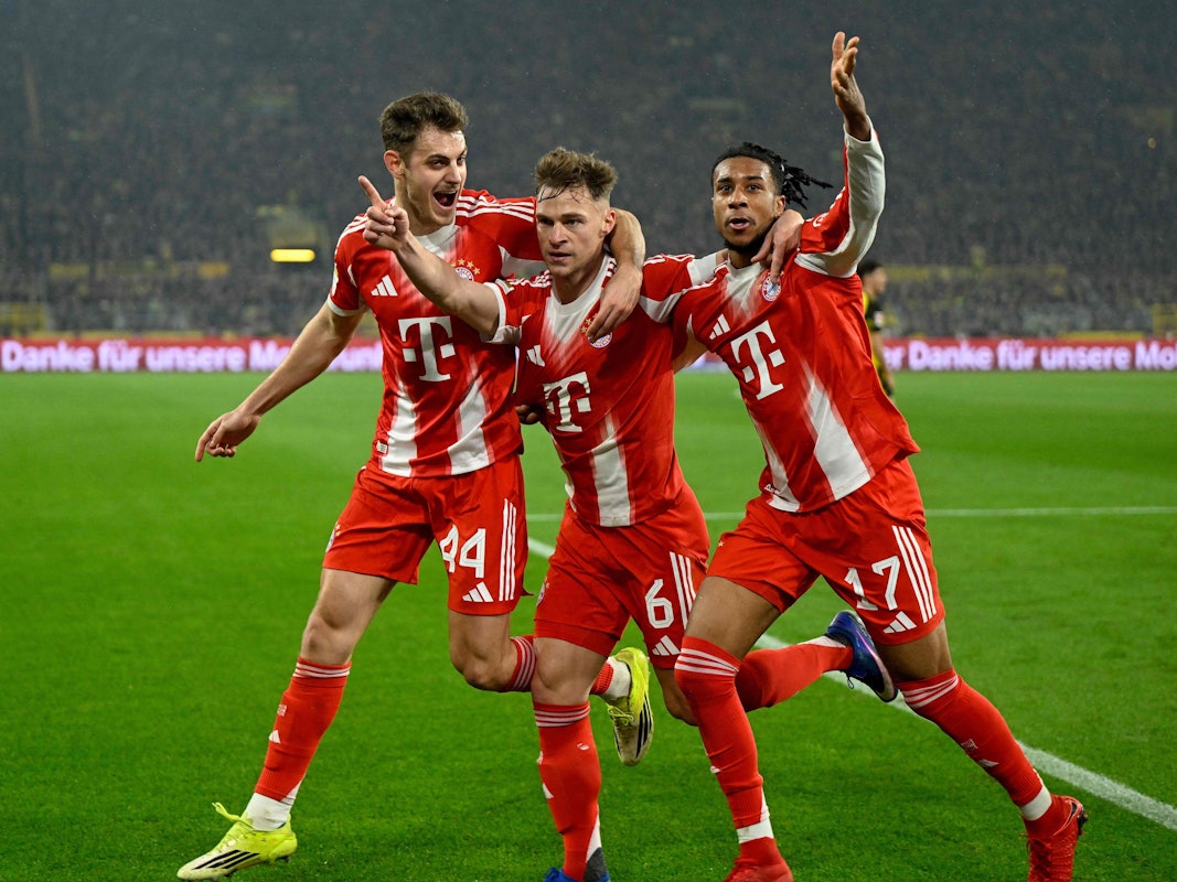 Josip Stanisic (l.), Joshua Kimmich (M.) und Michael Olise jubeln gemeinsam nach einem Tor.