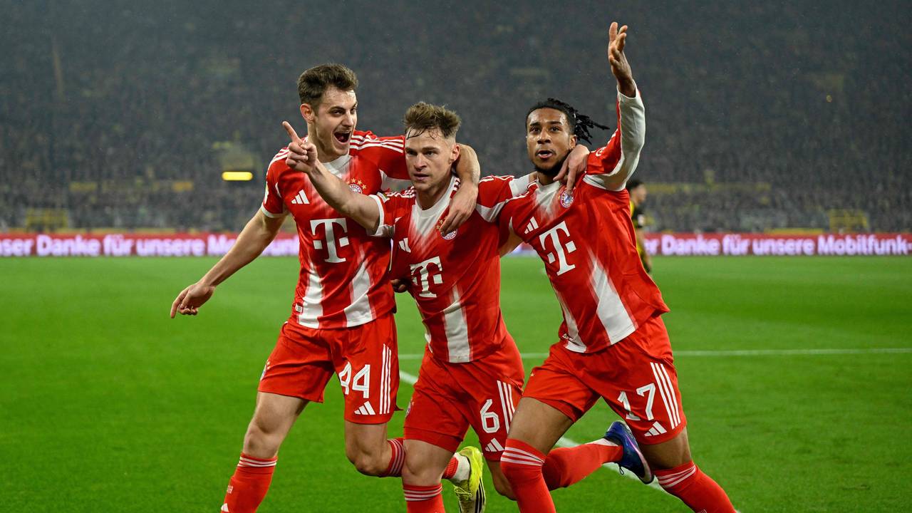 Josip Stanisic (l.), Joshua Kimmich (M.) und Michael Olise jubeln gemeinsam nach einem Tor.