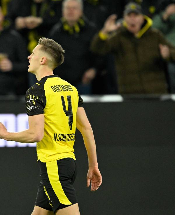 Nico Schlotterbeck jubelt mit geballter Faust.