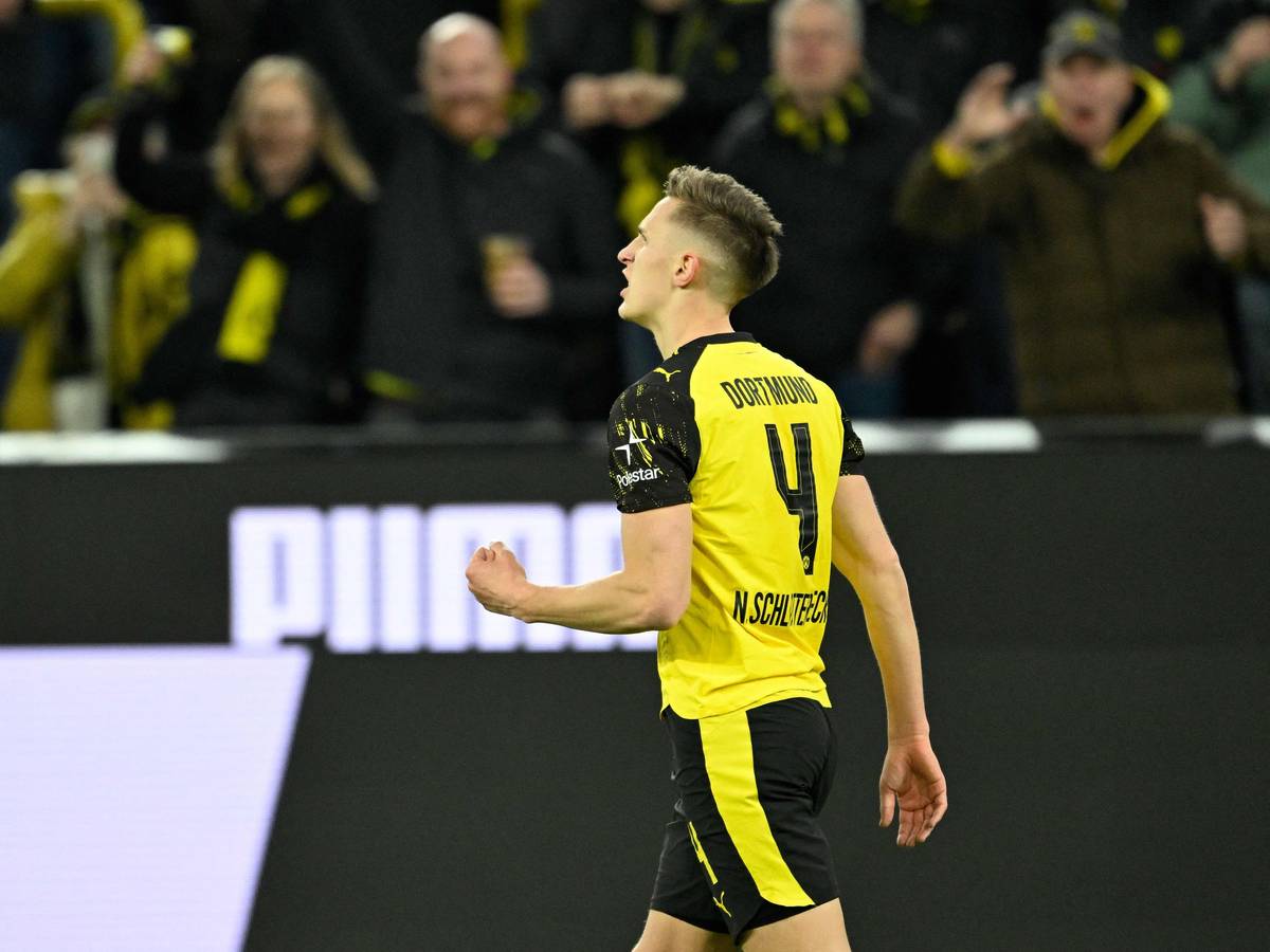 Nico Schlotterbeck jubelt mit geballter Faust.