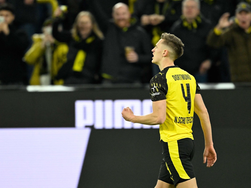 Nico Schlotterbeck jubelt mit geballter Faust.