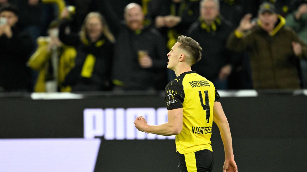 Nico Schlotterbeck jubelt mit geballter Faust.