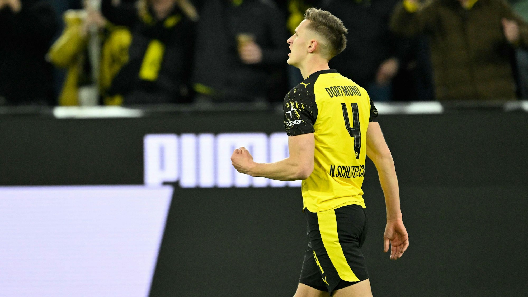 Nico Schlotterbeck jubelt mit geballter Faust.