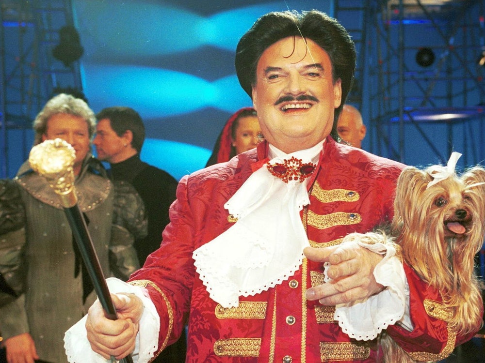 Auch auf der ESC-Bühne durfte Yorkshire-Terrier-Hündin Daisy nicht fehlen: Modeschöpfer Rudolph Moshammer trat 2001 beim deutschen Vorentschied an. (Bild: Peter Bischoff/Getty Images)