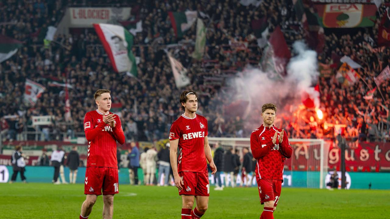 Isak Johannesson, Jakub Kaminski und Florian Kainz gehen nach Spielende in Augsburg mit langen Gesichtern in die Kurve zu den FC-Fans.