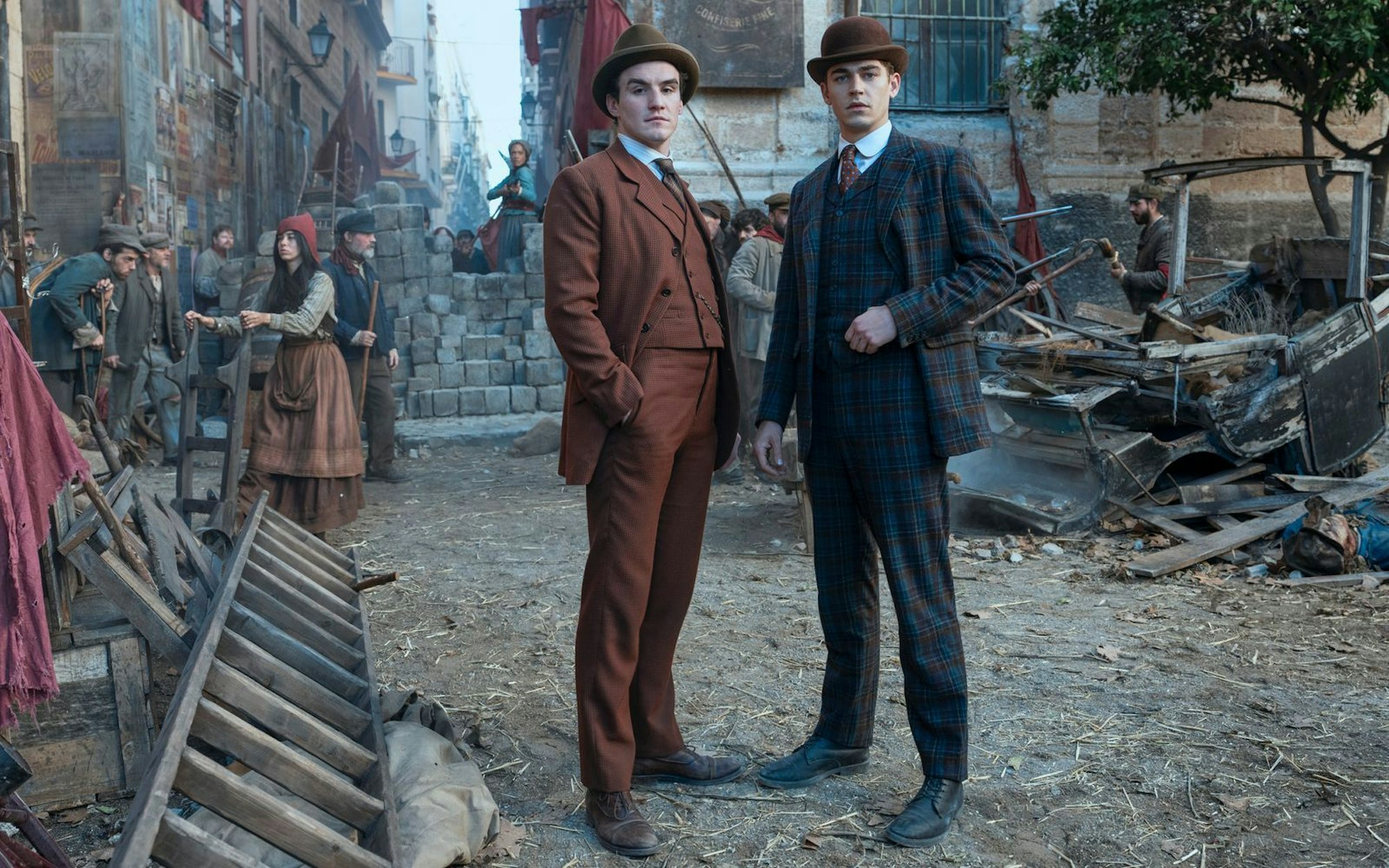 In „Young Sherlock“ ermitteln James Moriarty (Dónal Finn, links) und Sherlock Holmes (Hero Fiennes) noch Seite an Seite. (Bild: Amazon Content Services LLC/Daniel Smith)