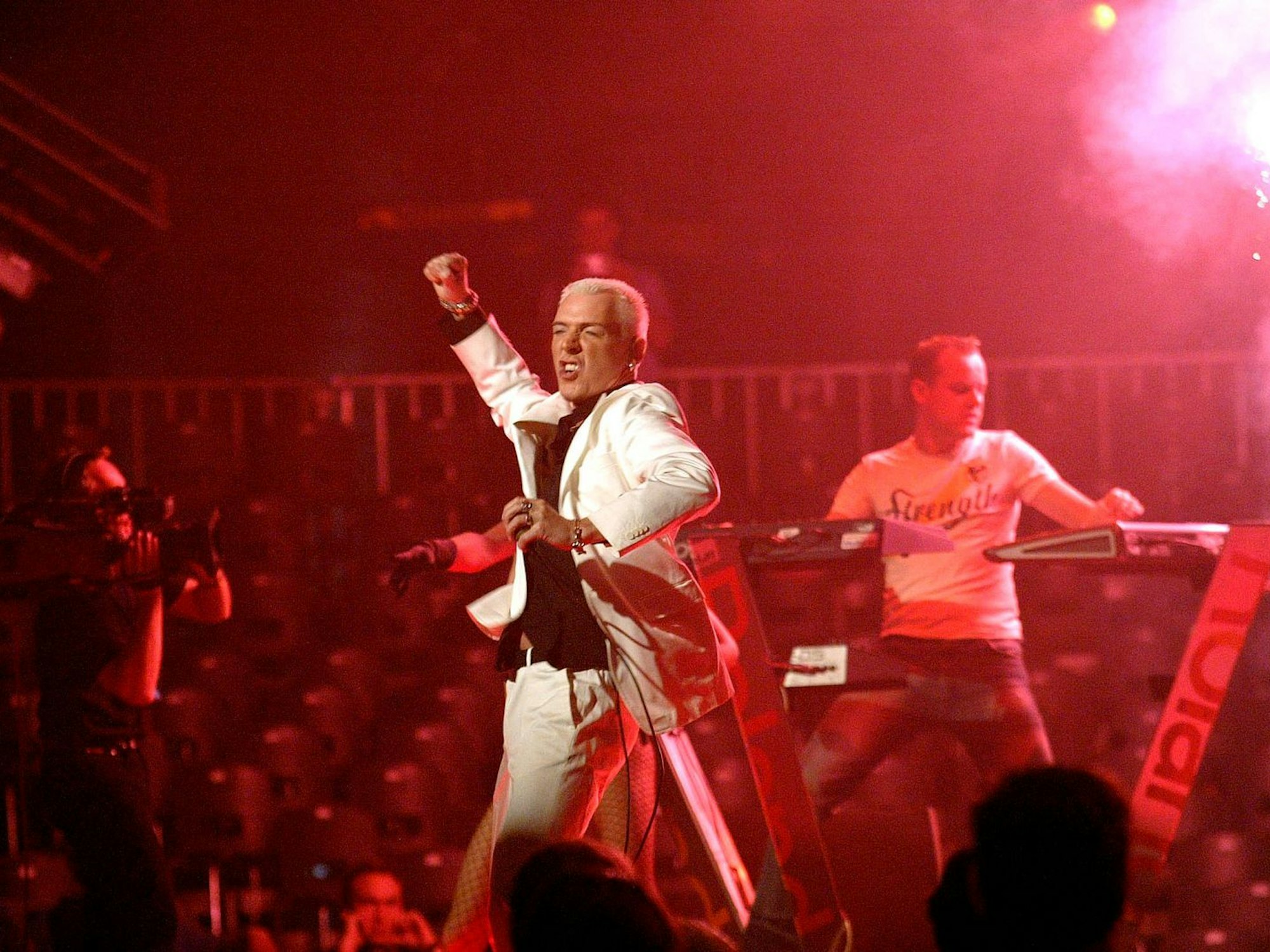 Obowhl Frontmann H.P. Baxxter dem Publikum einheizte, reichte es für Scooter beim Vorentscheid 2004 nur zu Platz zwei. (Bild: Kurt Vinion /Getty Images)