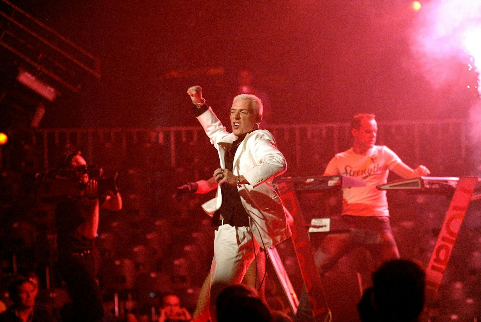 Obowhl Frontmann H.P. Baxxter dem Publikum einheizte, reichte es für Scooter beim Vorentscheid 2004 nur zu Platz zwei. (Bild: Kurt Vinion /Getty Images)