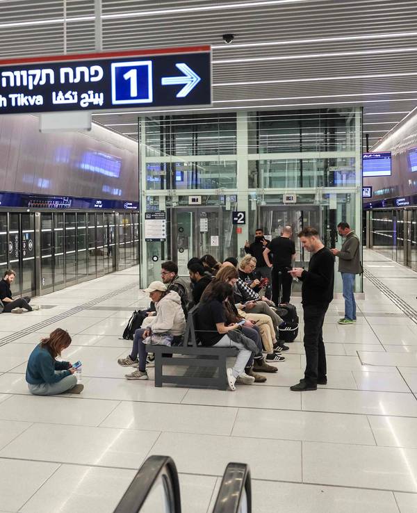 Menschen bringen sich in Tel Aviv in Sicherheit und flüchten in die U-Bahn-Stationen.