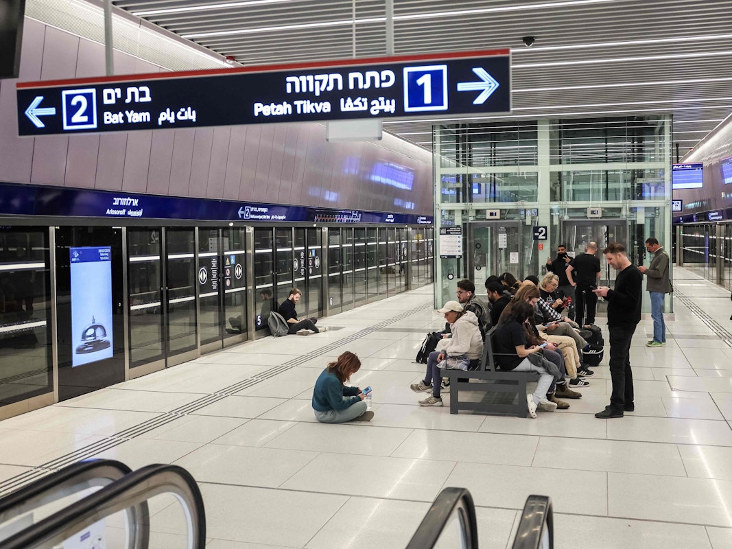 Menschen bringen sich in Tel Aviv in Sicherheit und flüchten in die U-Bahn-Stationen.