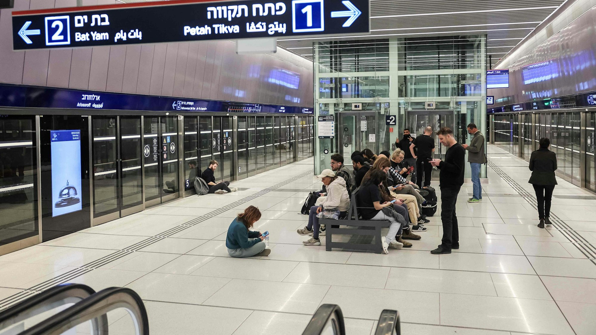 Menschen bringen sich in Tel Aviv in Sicherheit und flüchten in die U-Bahn-Stationen.