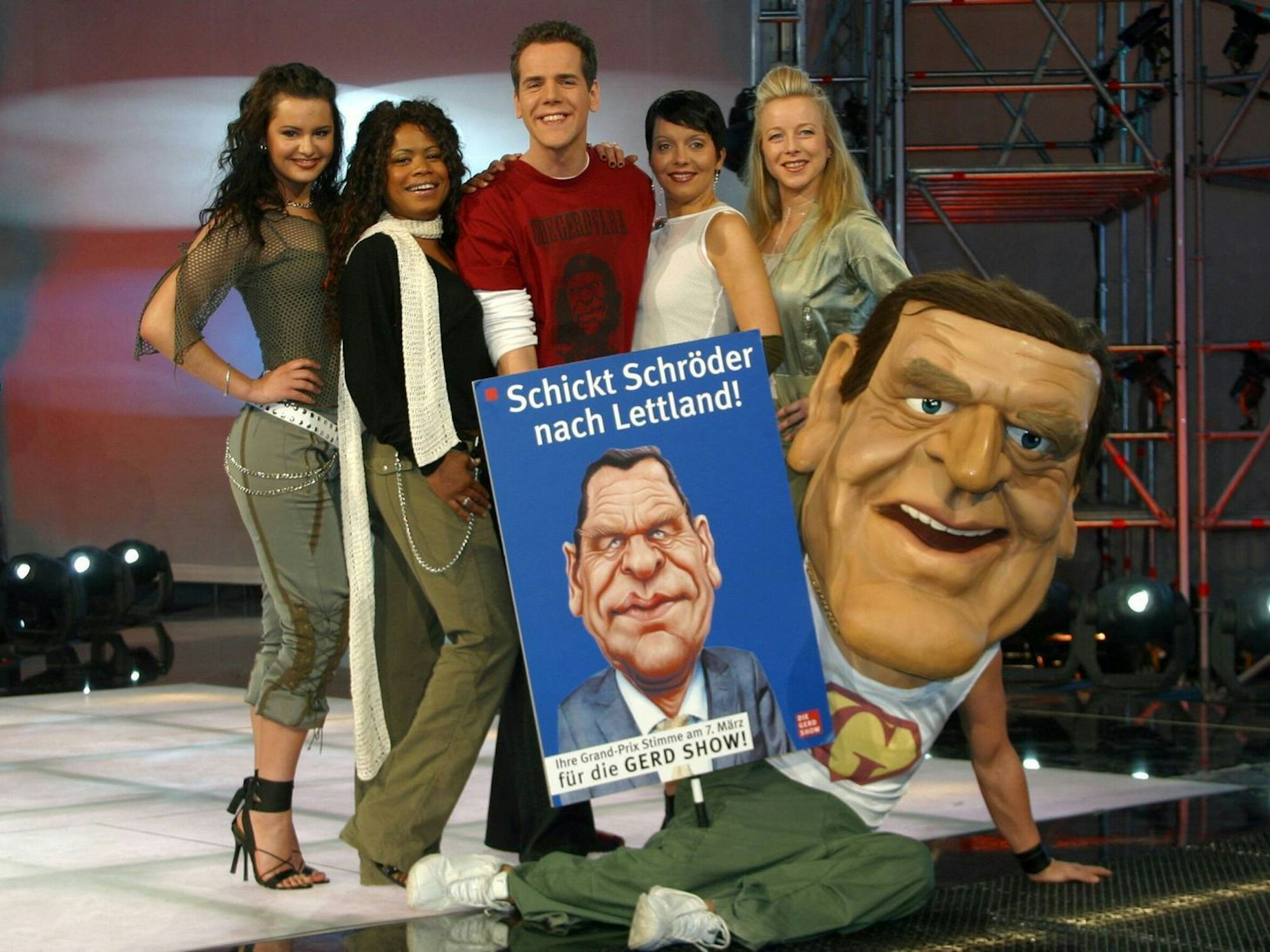 Stimmenimitator Elmar Brandt (Bild, Mitte) trat mit seinem Projekt Die Gerd Show 2004 bei der nationalen Vorausscheidung an. (Bild: IMAGO / Sven Simon)