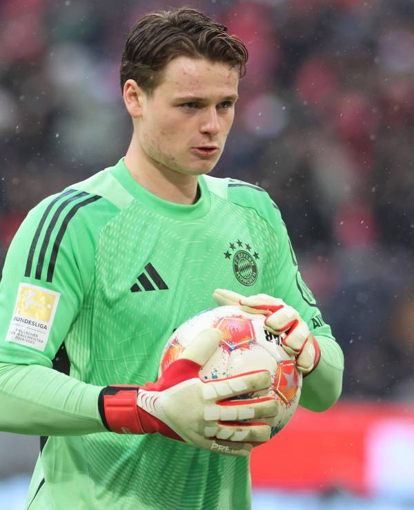 Jonas Urbig hält beim Spiel den Ball in der Hand.