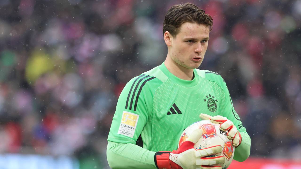 Jonas Urbig hält beim Spiel den Ball in der Hand.