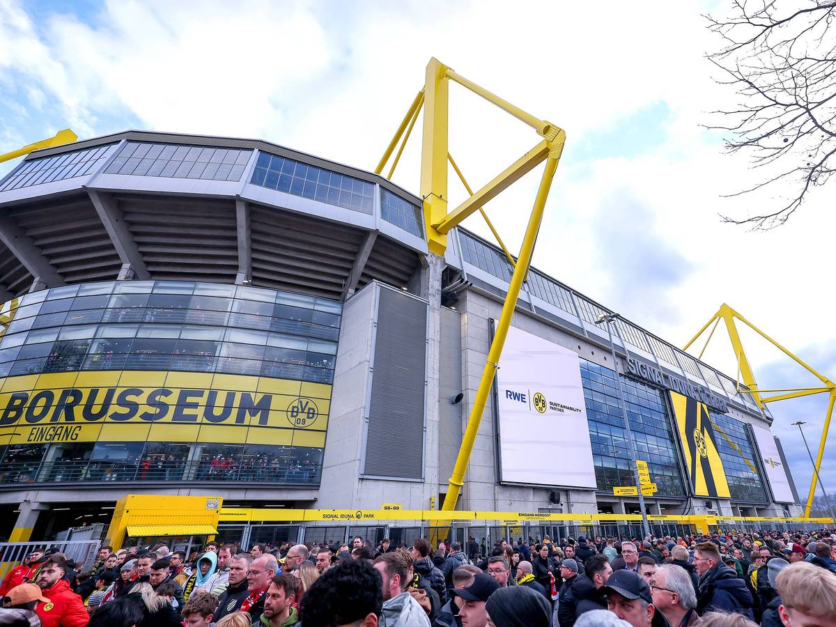 Fans vor dem Signal-Iduna-Park vor dem Spiel zwischen dem BVB und dem FC Bayern.