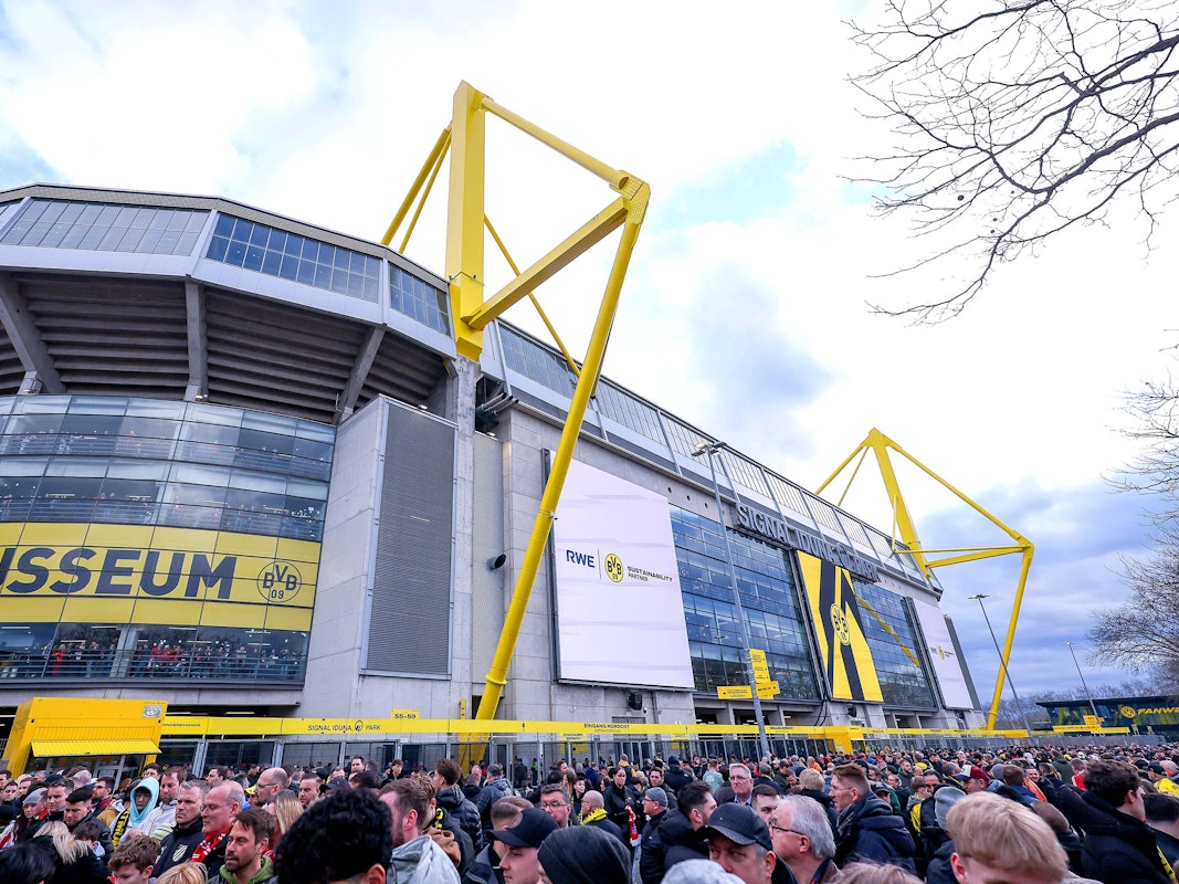 Fans vor dem Signal-Iduna-Park vor dem Spiel zwischen dem BVB und dem FC Bayern.
