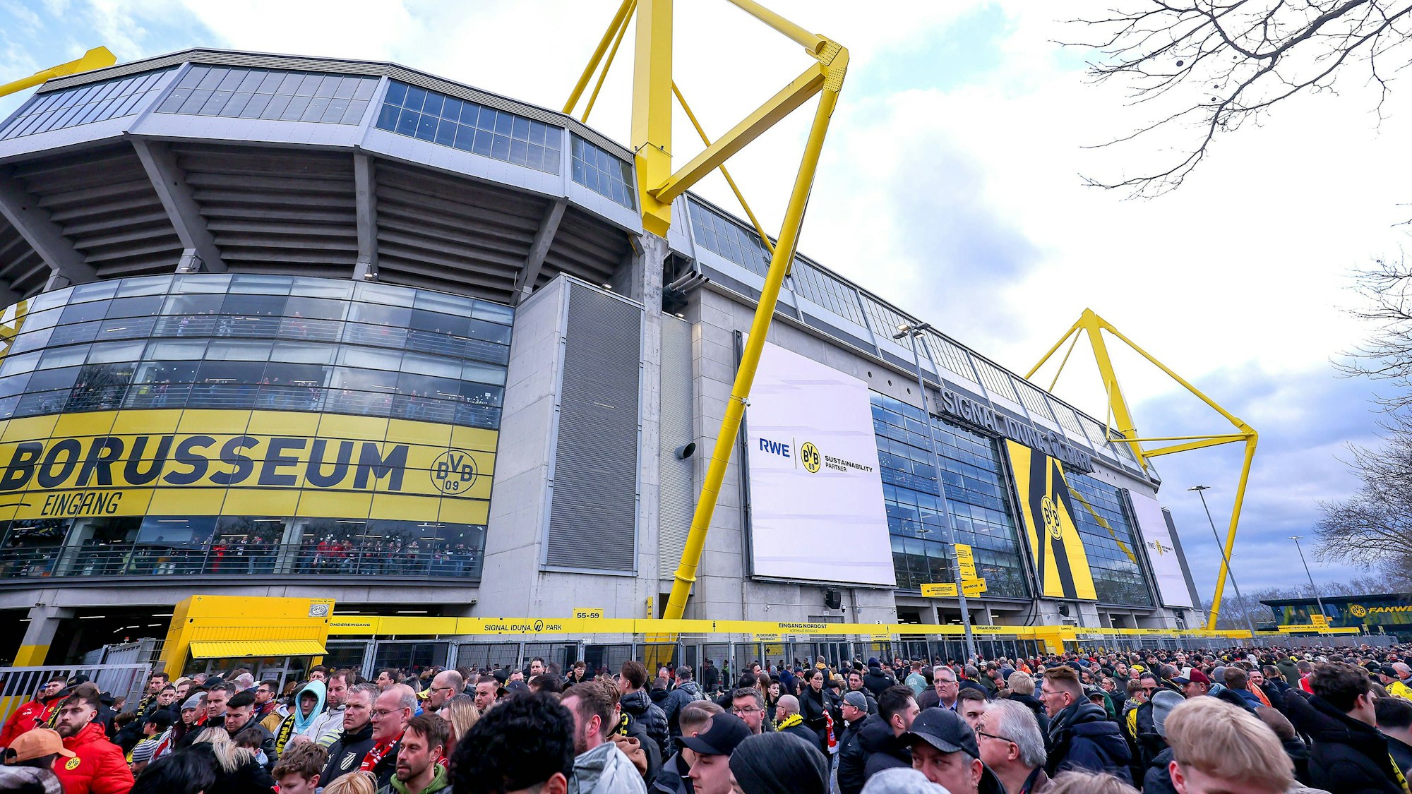 Fans vor dem Signal-Iduna-Park vor dem Spiel zwischen dem BVB und dem FC Bayern.