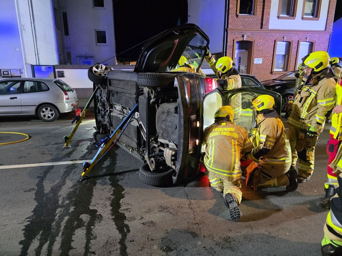 Feuerwehr befreit Fahrerin aus Unfallfahrzeug in Sankt Augustin.