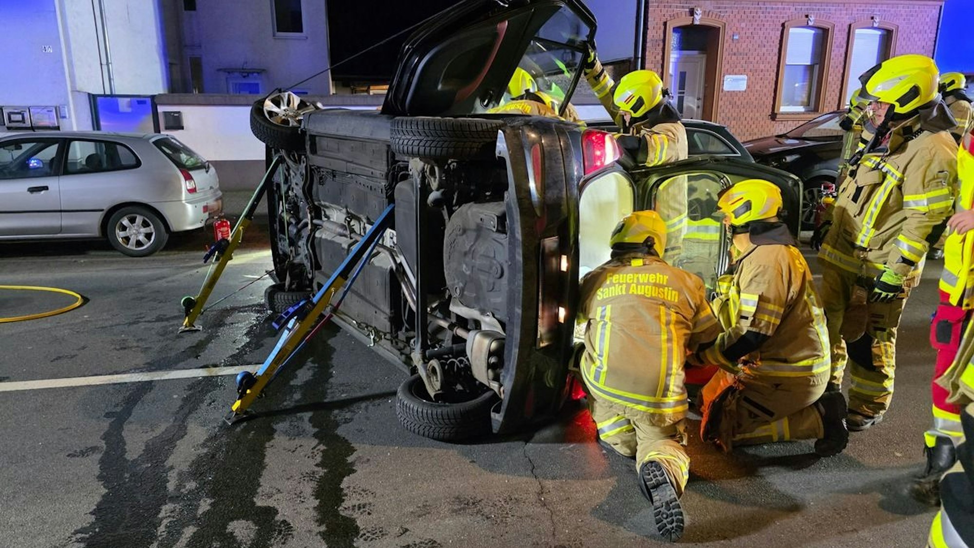 Feuerwehr befreit Fahrerin aus Unfallfahrzeug in Sankt Augustin.