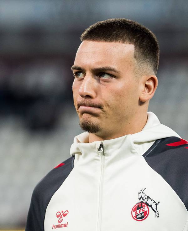 Kölns Said El Mala verzieht vor Spielbeginn im Trainingsanzug das Gesicht.