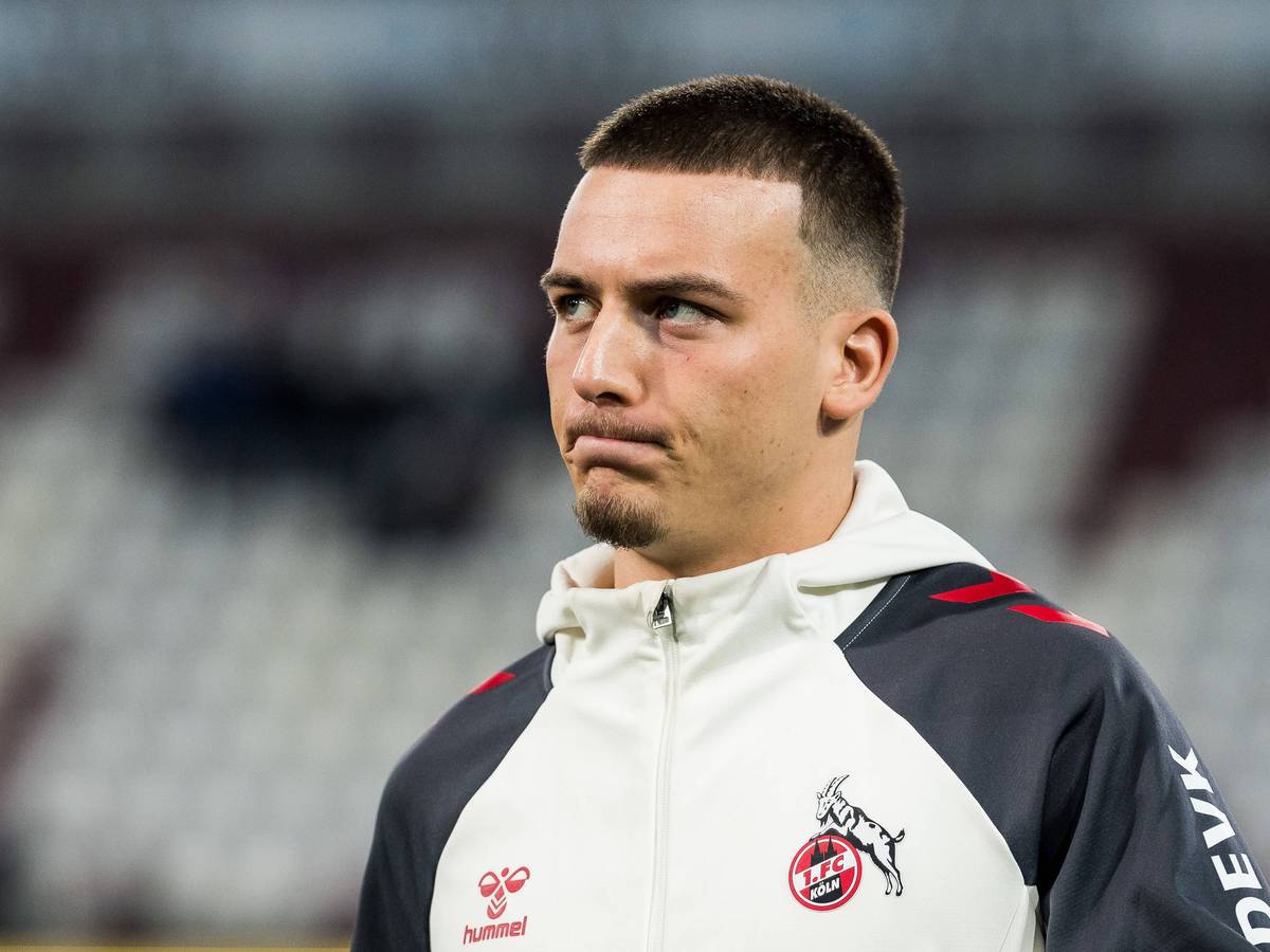 Kölns Said El Mala verzieht vor Spielbeginn im Trainingsanzug das Gesicht.