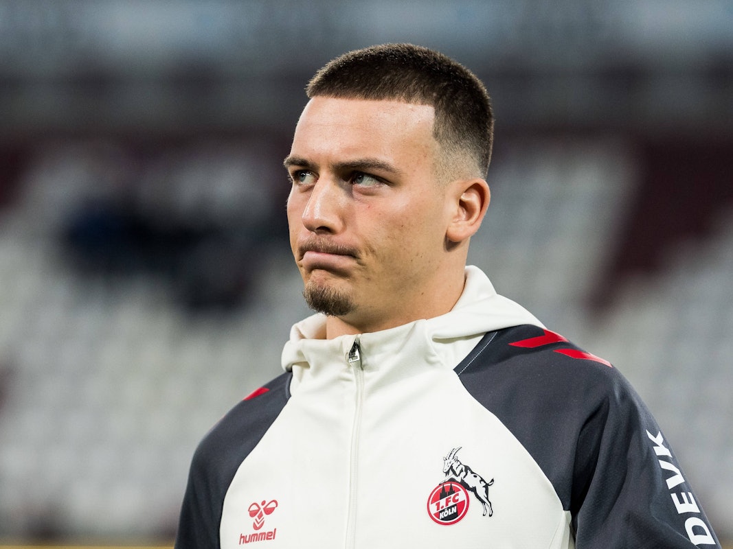 Kölns Said El Mala verzieht vor Spielbeginn im Trainingsanzug das Gesicht.