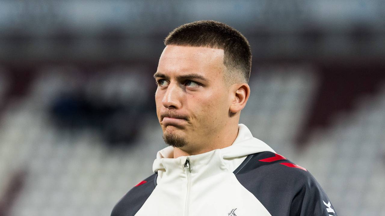 Kölns Said El Mala verzieht vor Spielbeginn im Trainingsanzug das Gesicht.